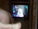 Kúrás pornóval a háttérben